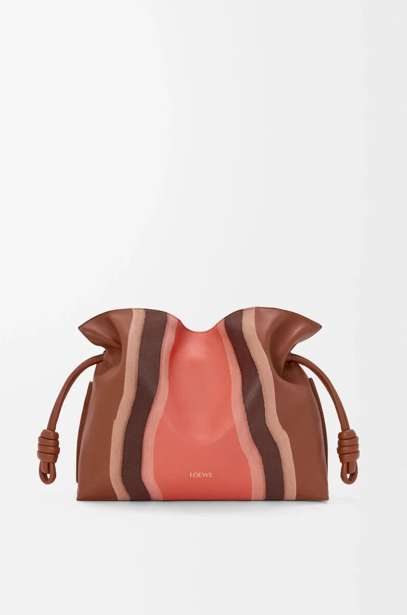 mittelgroße flamenco-clutch landscape aus nappa-kalbsleder in pekannusspapageienrosa