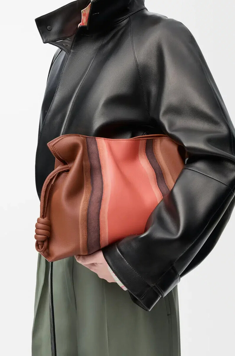 mittelgroße flamenco-clutch landscape aus nappa-kalbsleder in pekannusspapageienrosa