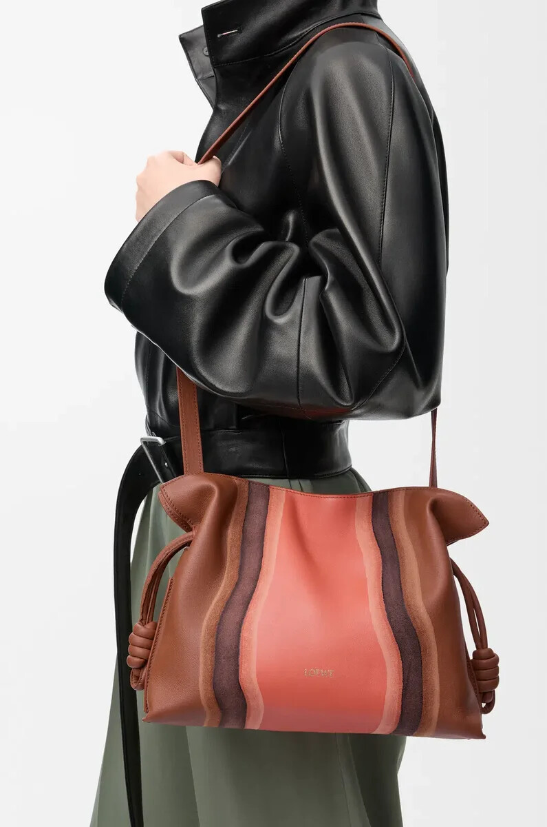 mittelgroße flamenco-clutch landscape aus nappa-kalbsleder in pekannusspapageienrosa