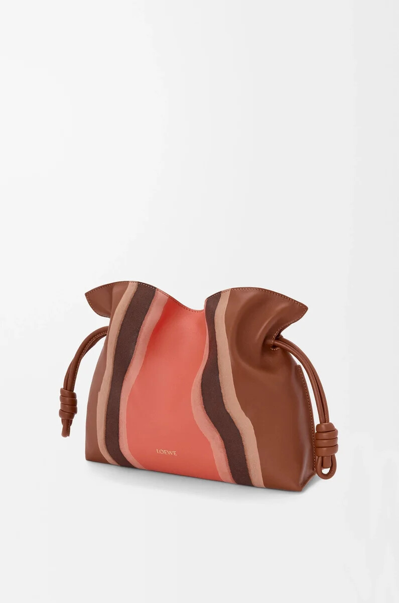 mittelgroße flamenco-clutch landscape aus nappa-kalbsleder in pekannusspapageienrosa