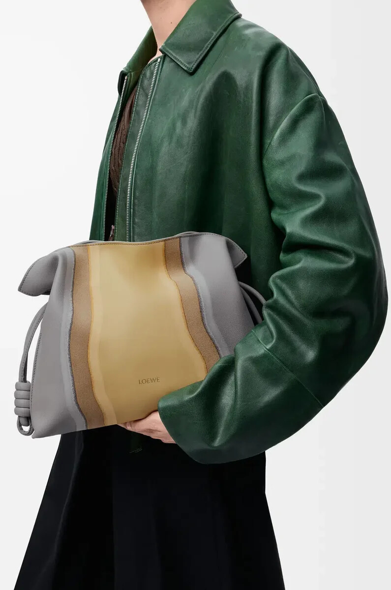 mittelgroße flamenco-clutch landscape aus nappa-kalbsleder in sparkling greybutter