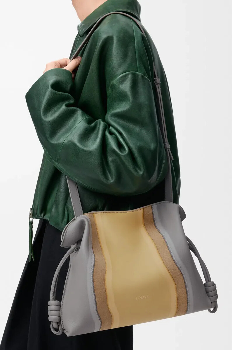 mittelgroße flamenco-clutch landscape aus nappa-kalbsleder in sparkling greybutter