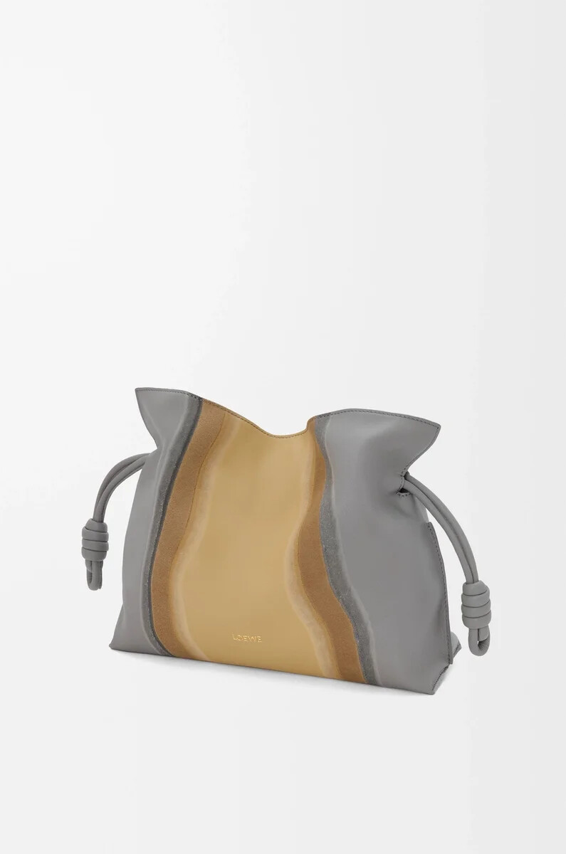 mittelgroße flamenco-clutch landscape aus nappa-kalbsleder in sparkling greybutter