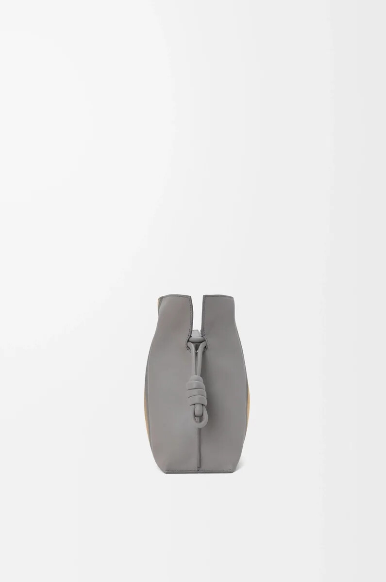 mittelgroße flamenco-clutch landscape aus nappa-kalbsleder in sparkling greybutter