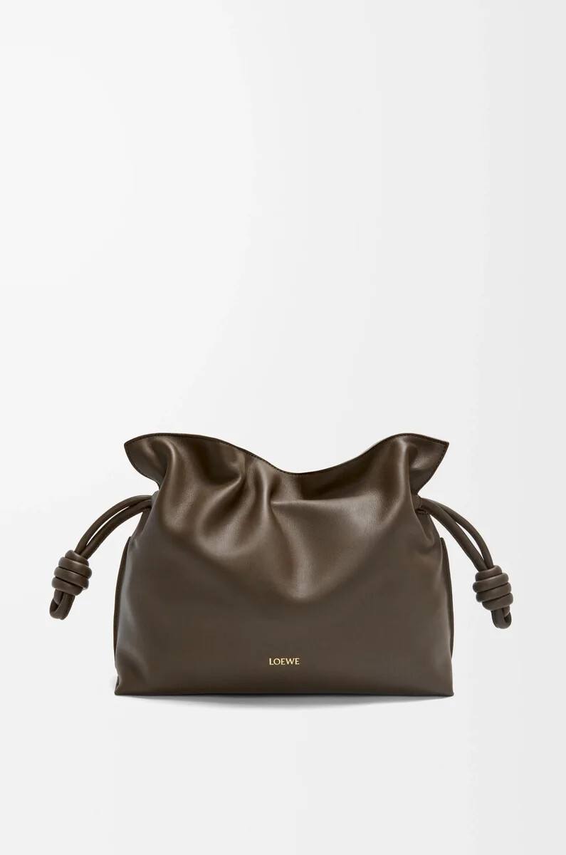 mittelgroße flamenco-clutch aus nappa-kalbsleder schokoladenbraun