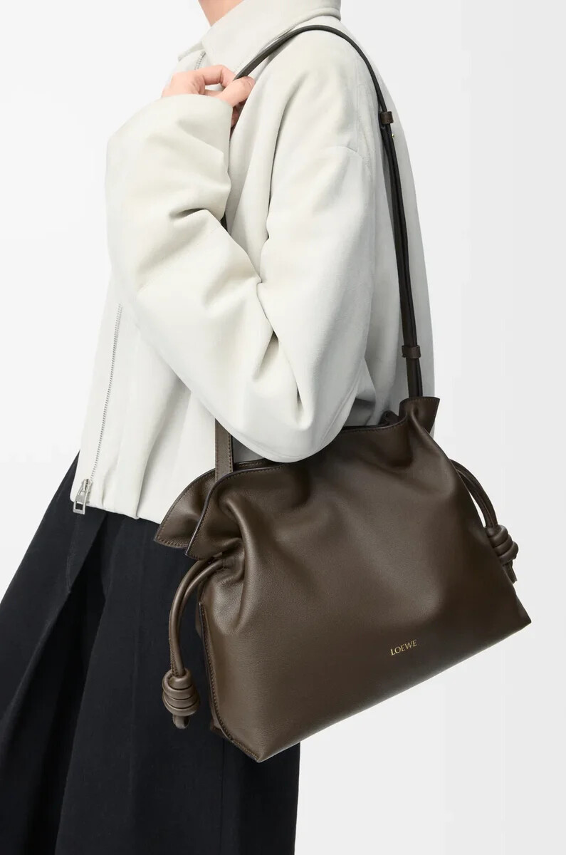 mittelgroße flamenco-clutch aus nappa-kalbsleder schokoladenbraun