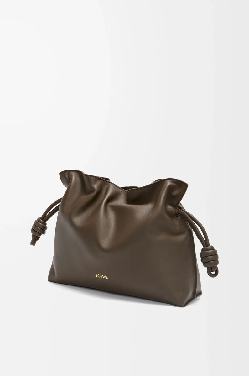 mittelgroße flamenco-clutch aus nappa-kalbsleder schokoladenbraun