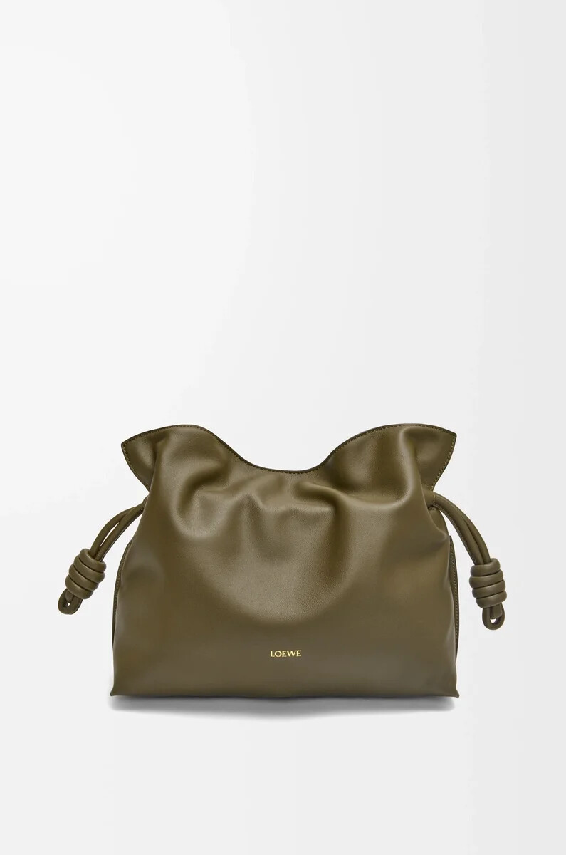 mittelgroße flamenco-clutch aus nappa-kalbsleder in dunkelkhaki