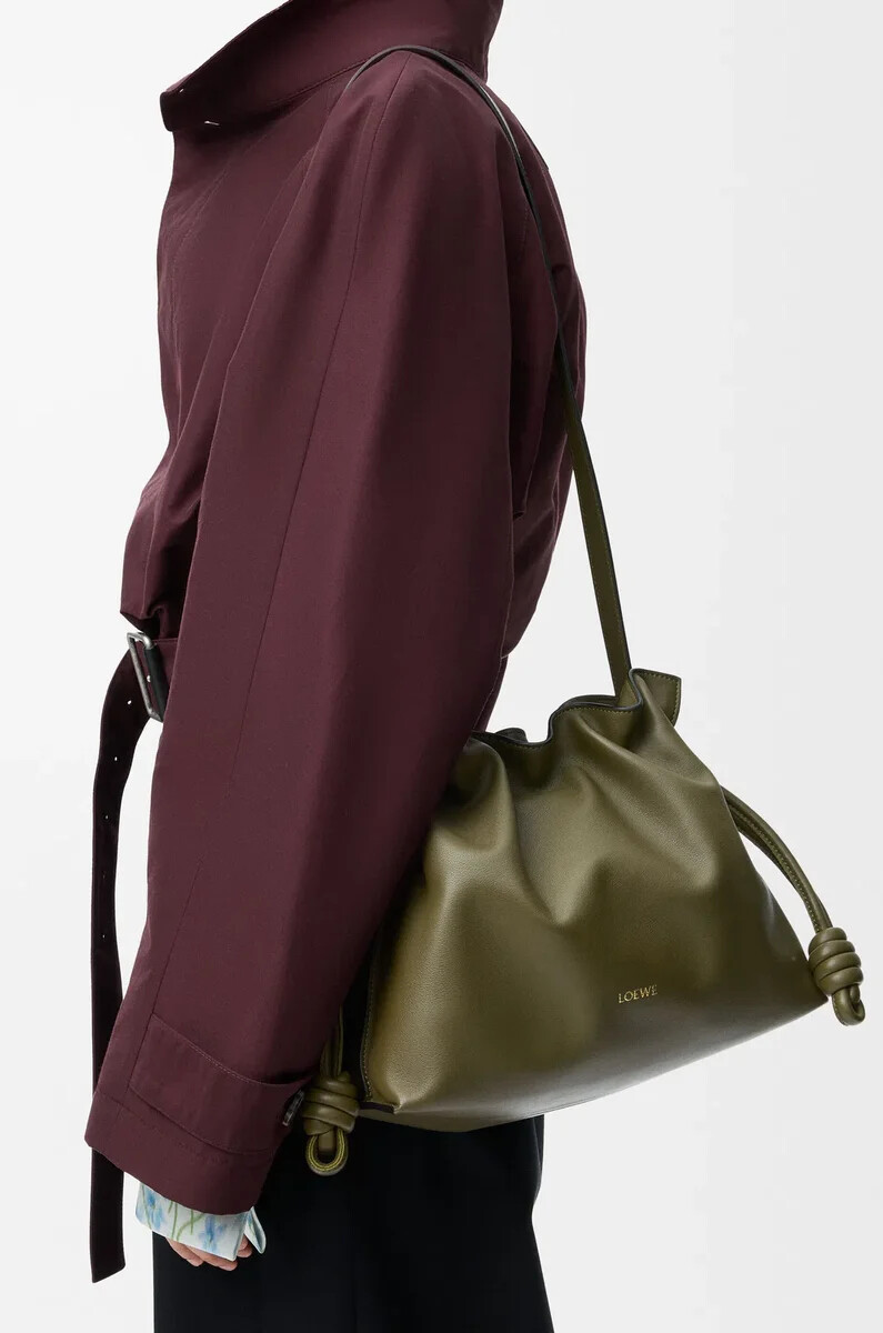 mittelgroße flamenco-clutch aus nappa-kalbsleder in dunkelkhaki