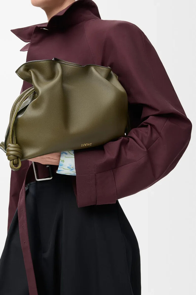 mittelgroße flamenco-clutch aus nappa-kalbsleder in dunkelkhaki