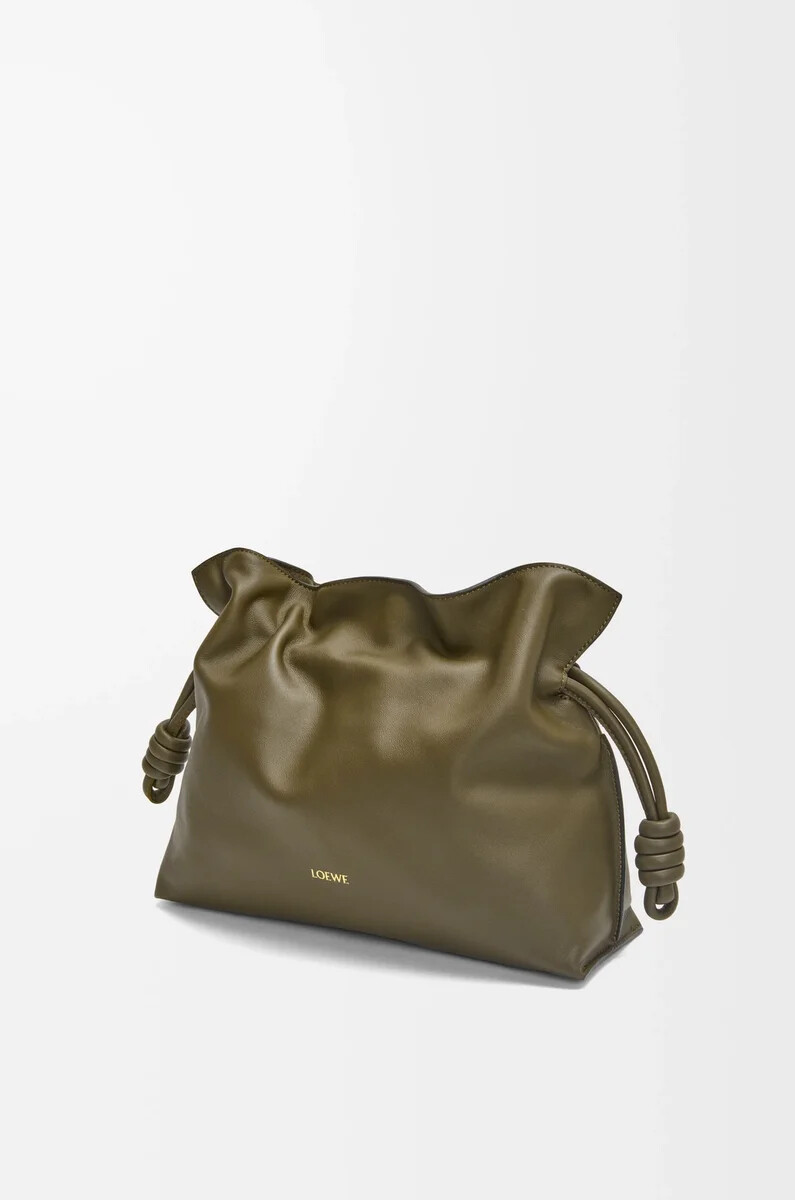 mittelgroße flamenco-clutch aus nappa-kalbsleder in dunkelkhaki