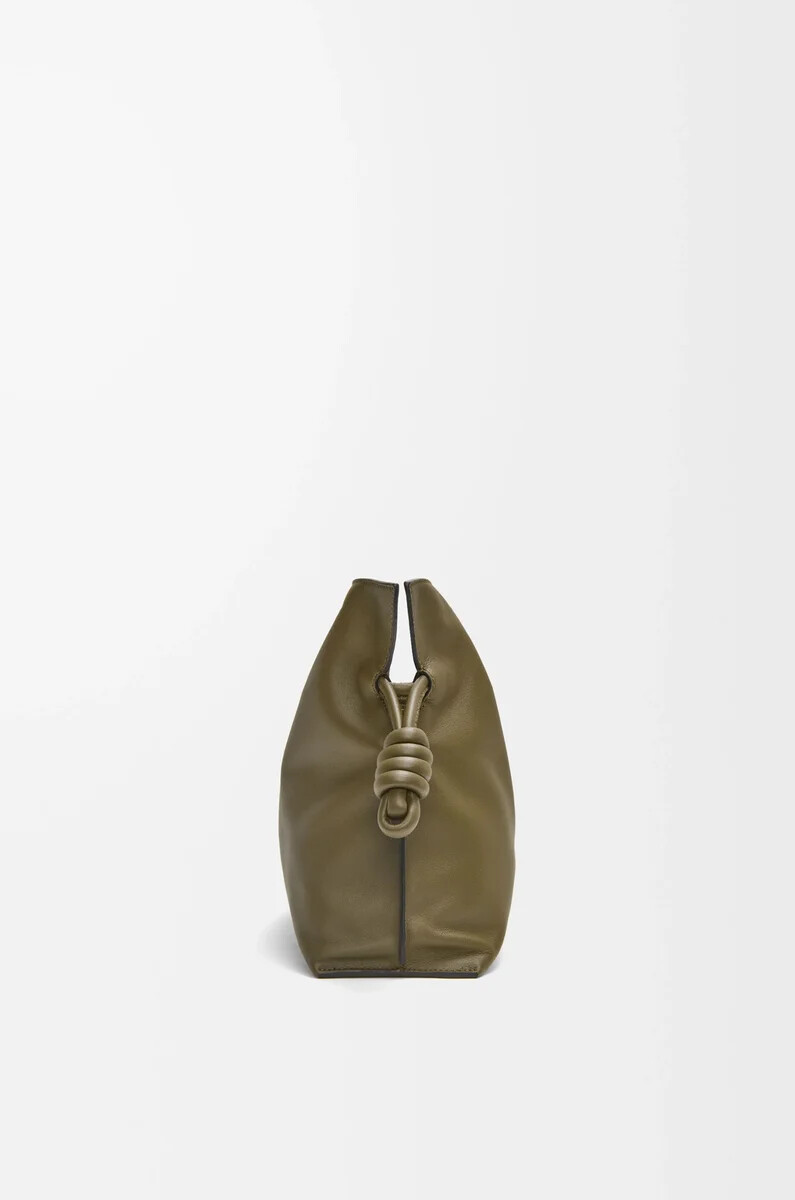 mittelgroße flamenco-clutch aus nappa-kalbsleder in dunkelkhaki