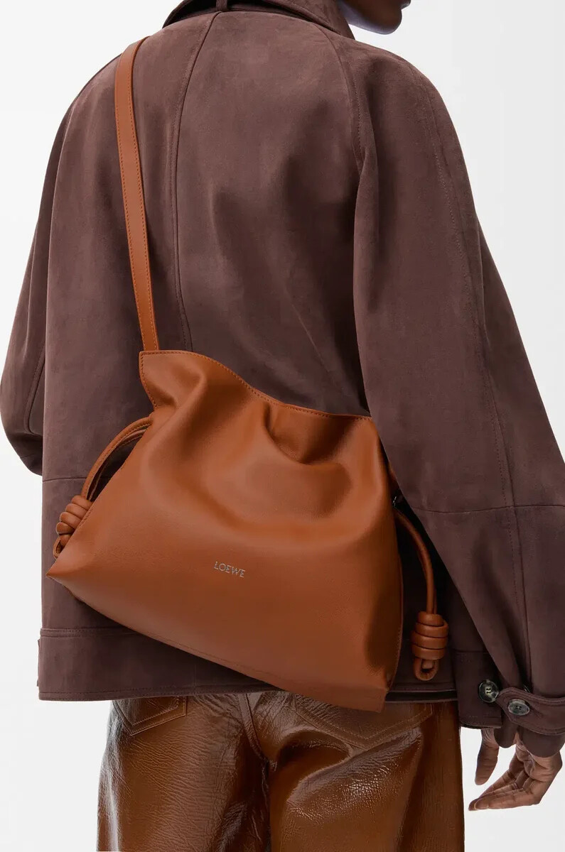mittelgroße flamenco-clutch aus nappa-kalbsleder modell squirrel