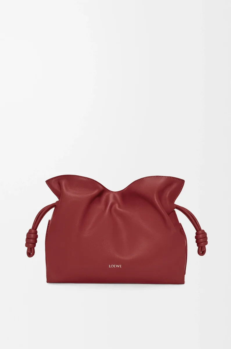 mittelgroße flamenco-clutch aus nappa-kalbsleder in rot