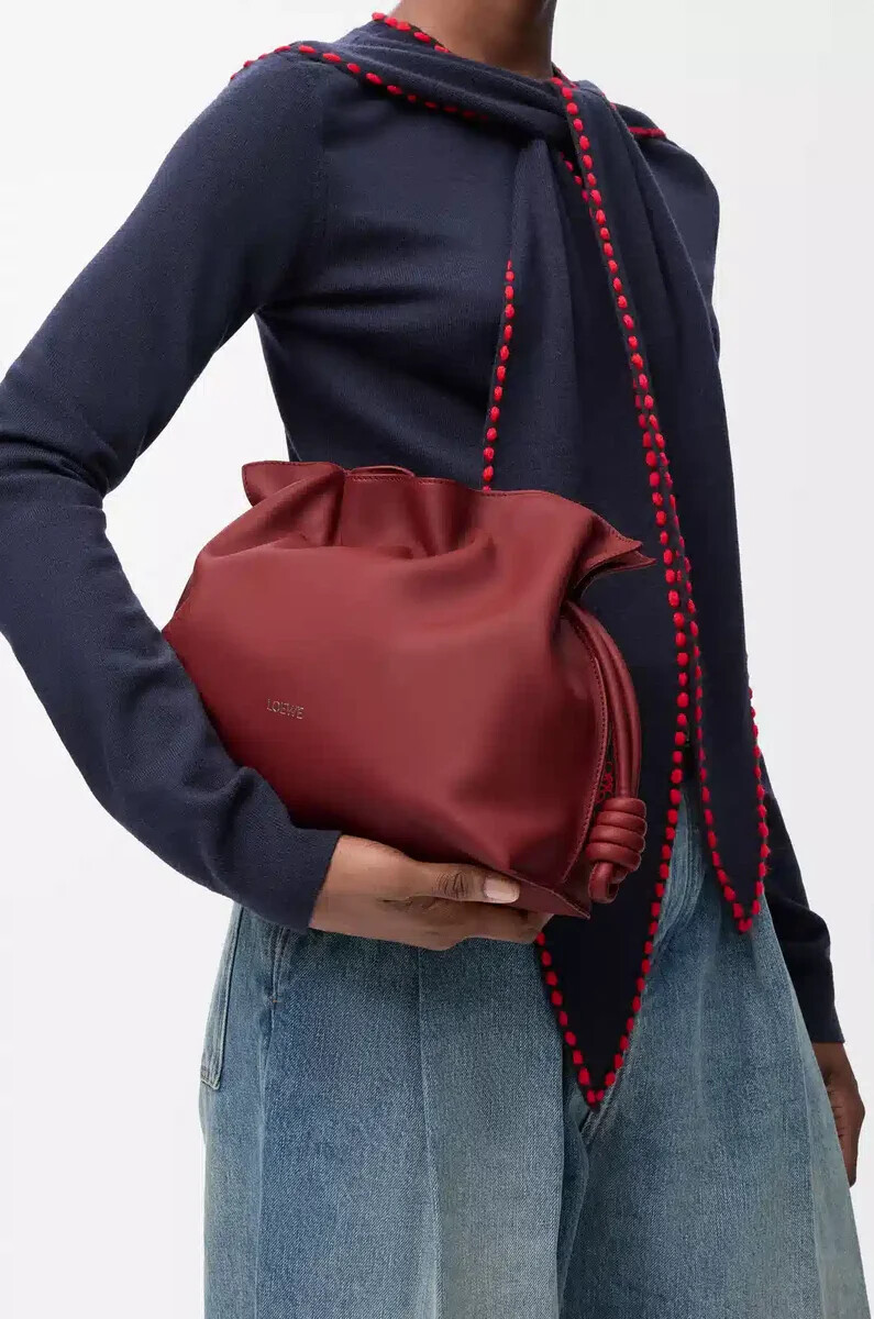 mittelgroße flamenco-clutch aus nappa-kalbsleder in rot