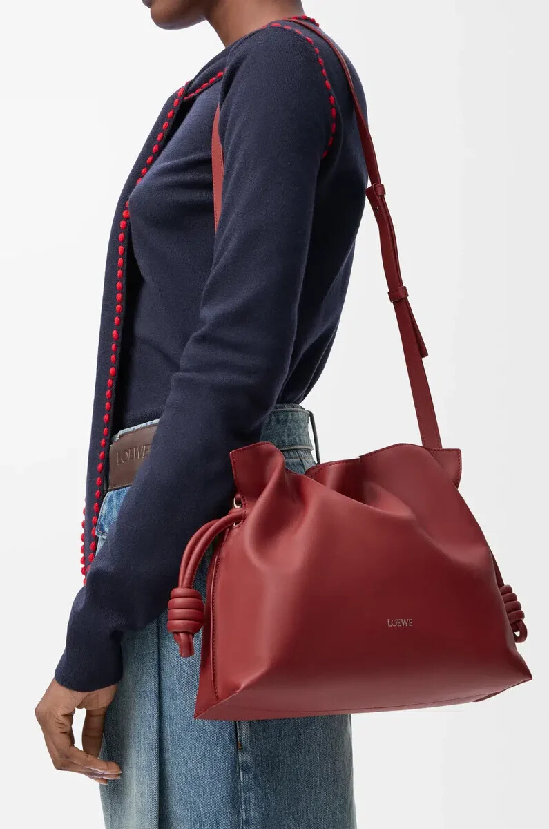 mittelgroße flamenco-clutch aus nappa-kalbsleder in rot