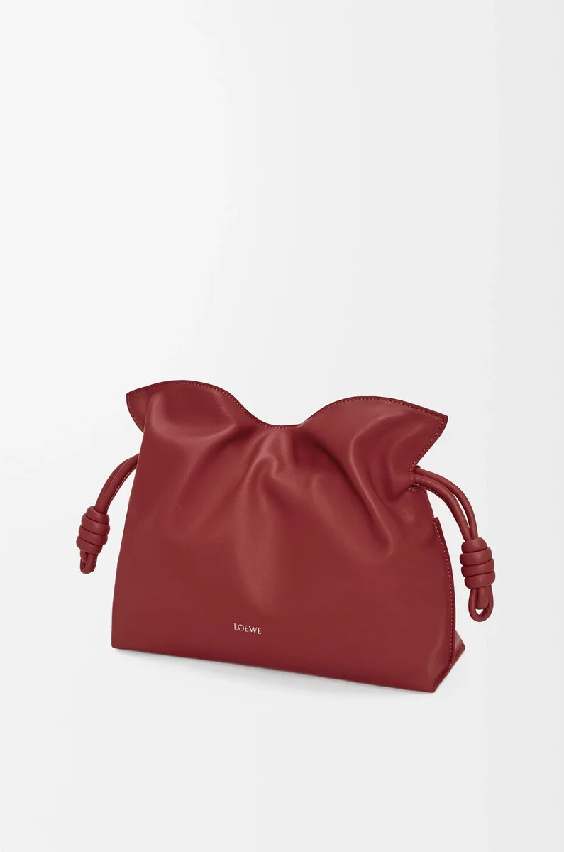 mittelgroße flamenco-clutch aus nappa-kalbsleder in rot