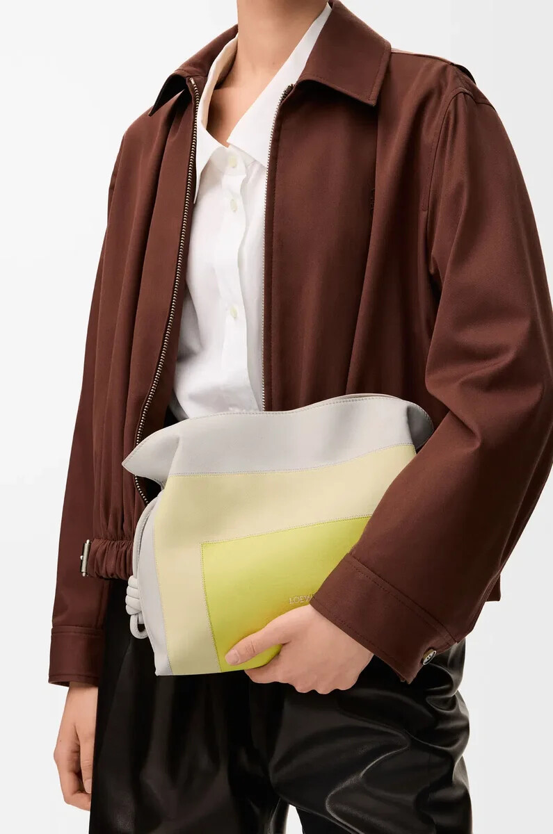 mittelgroße flamenco-clutch aus nappa-kalbsleder in hellgrauhellzitronengelb