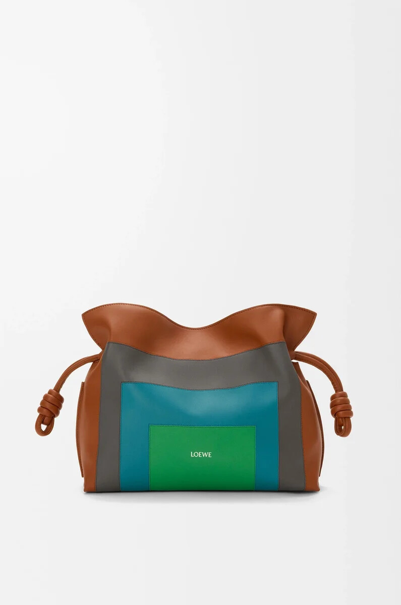 mittelgroße flamenco-clutch aus nappa-kalbsleder in karamellhellgrün