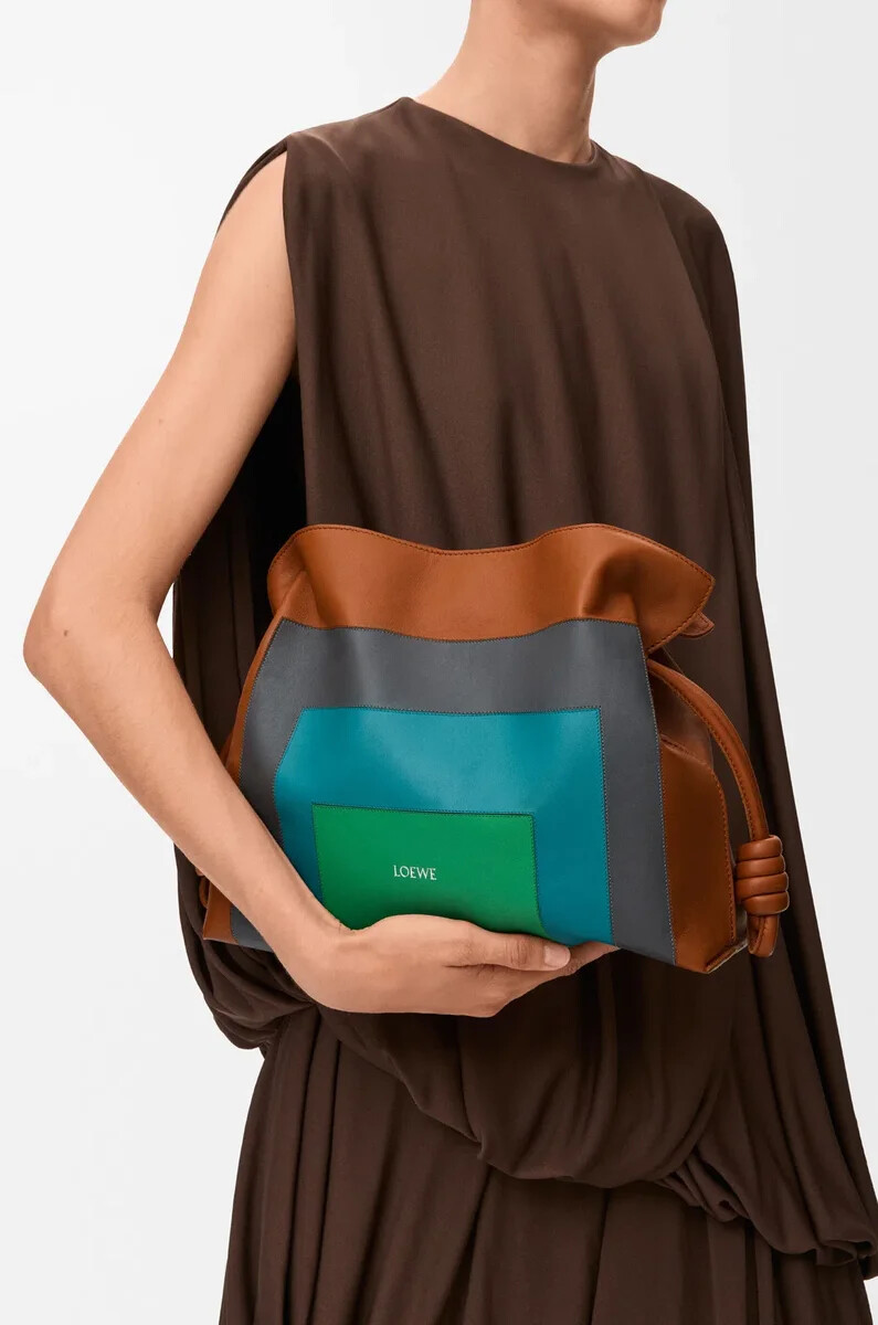 mittelgroße flamenco-clutch aus nappa-kalbsleder in karamellhellgrün