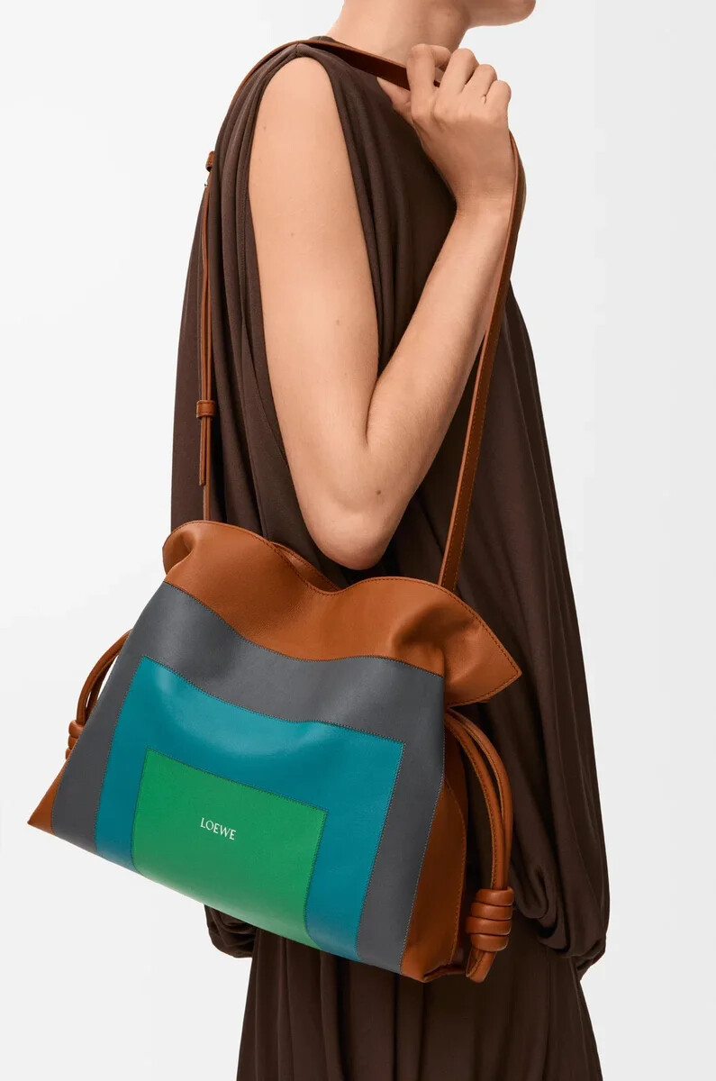 mittelgroße flamenco-clutch aus nappa-kalbsleder in karamellhellgrün