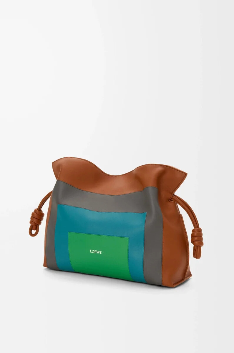 mittelgroße flamenco-clutch aus nappa-kalbsleder in karamellhellgrün