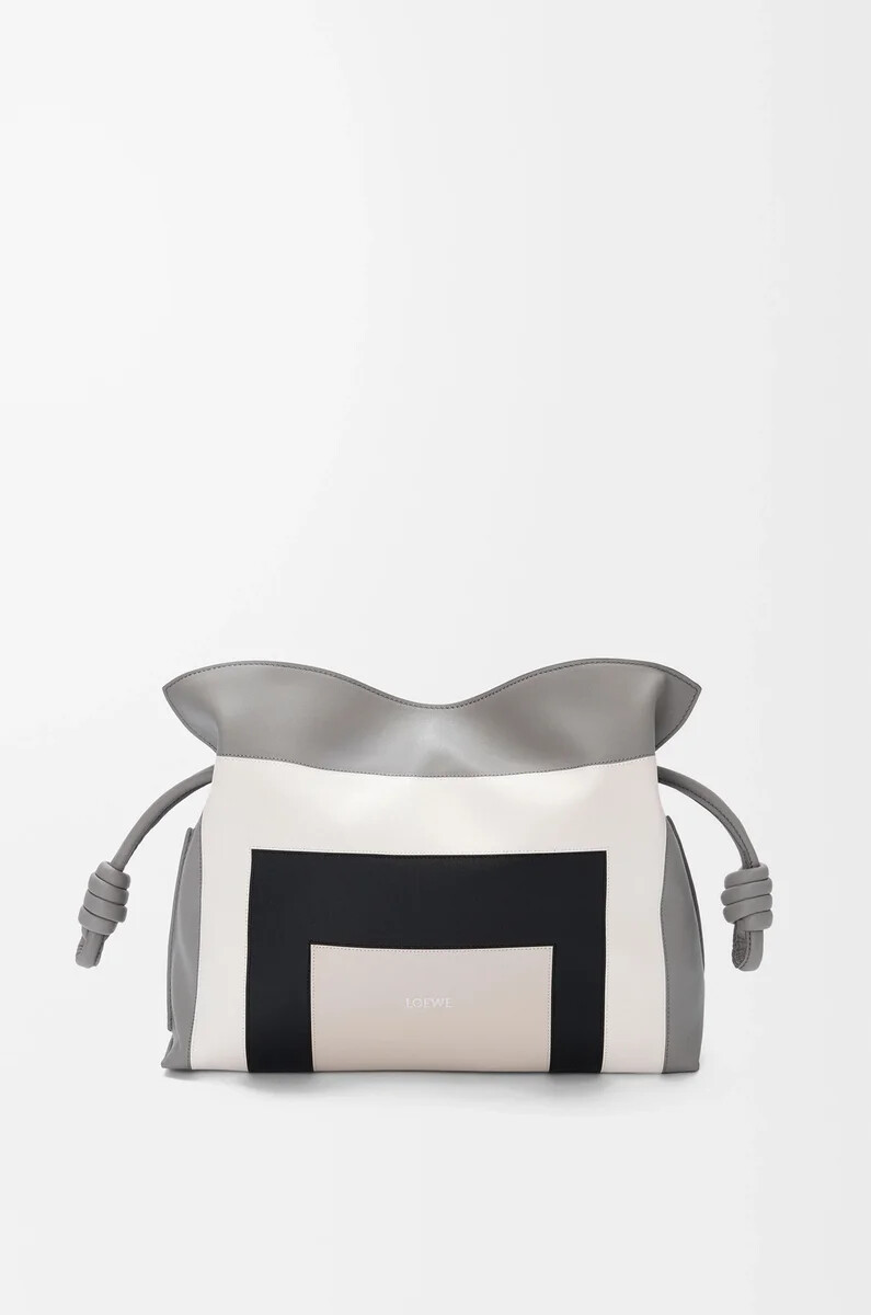 mittelgroße flamenco-clutch aus nappa-kalbsleder in grauhellgrau