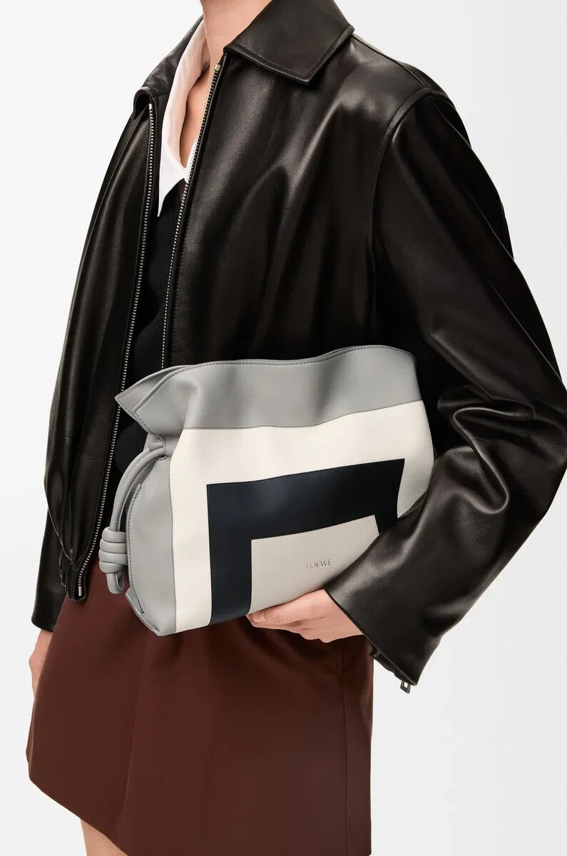 mittelgroße flamenco-clutch aus nappa-kalbsleder in grauhellgrau