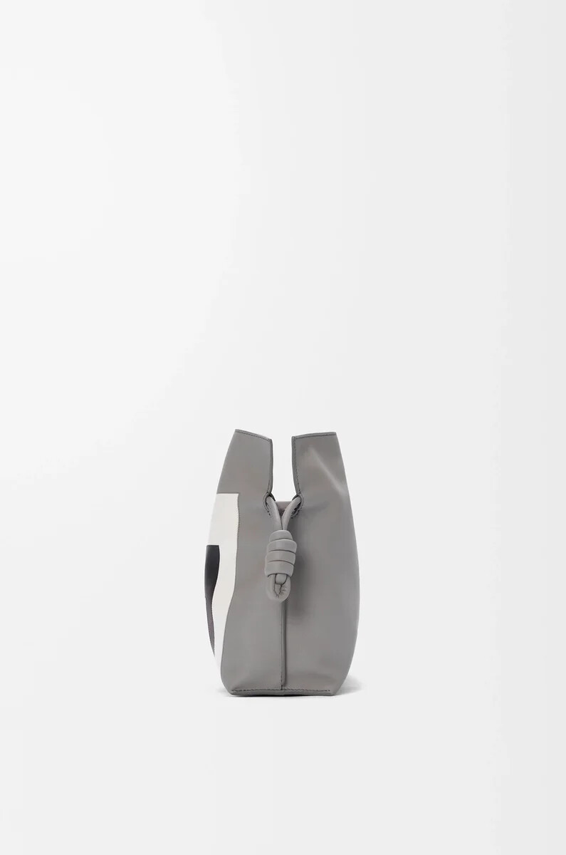 mittelgroße flamenco-clutch aus nappa-kalbsleder in grauhellgrau