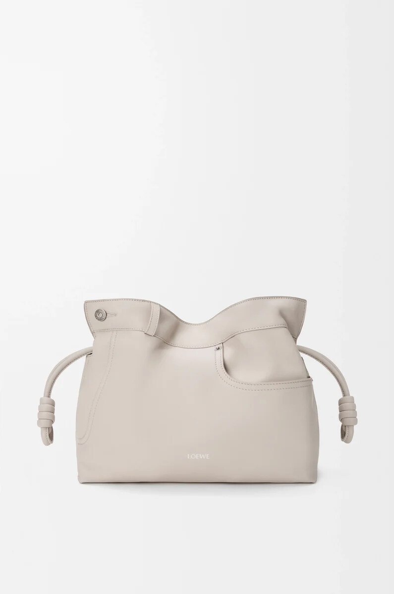 panta flamenco clutch in mittlerer größe aus glänzendem kalbsleder in der farbe light ghost