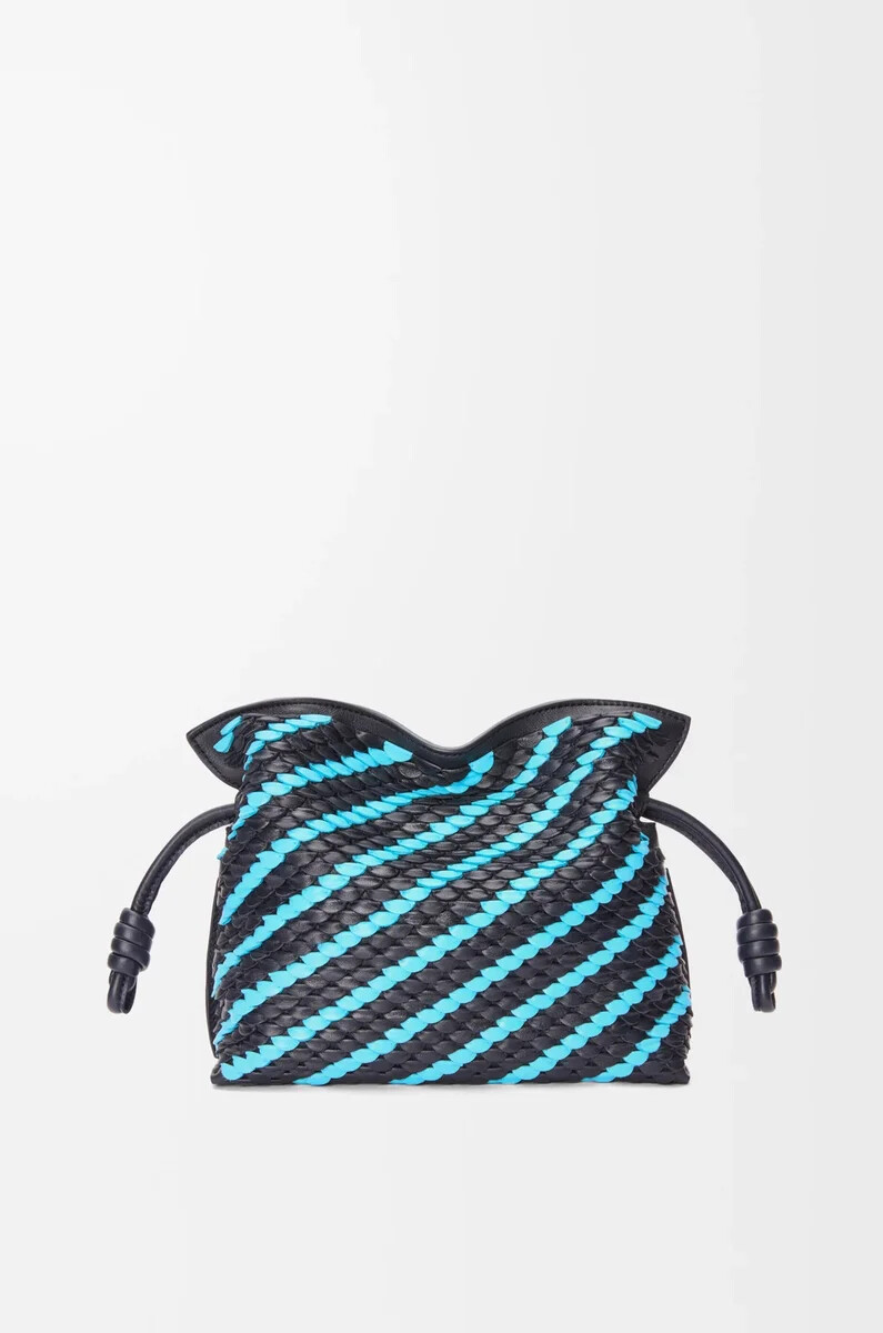 mini flamenco clutch aus nappa-lammleder in dunkelblauhimmelblau