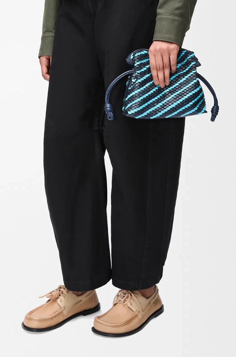 mini flamenco clutch aus nappa-lammleder in dunkelblauhimmelblau