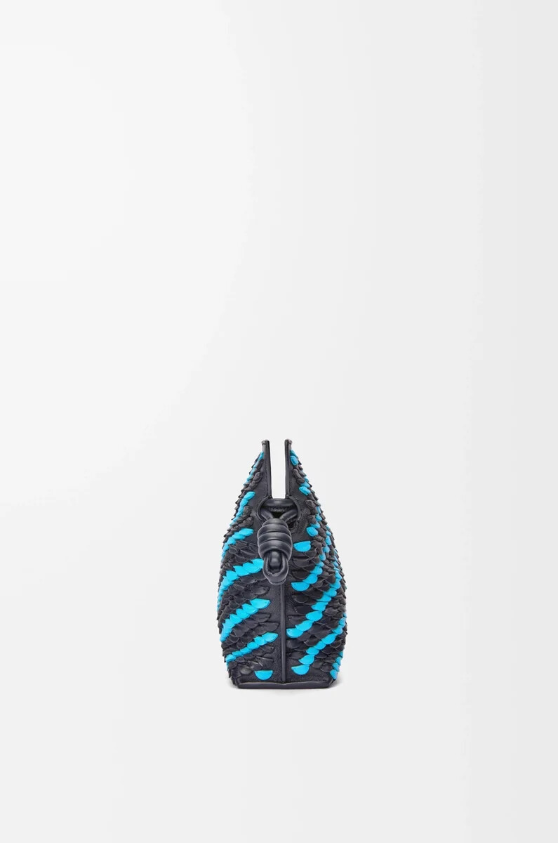 mini flamenco clutch aus nappa-lammleder in dunkelblauhimmelblau