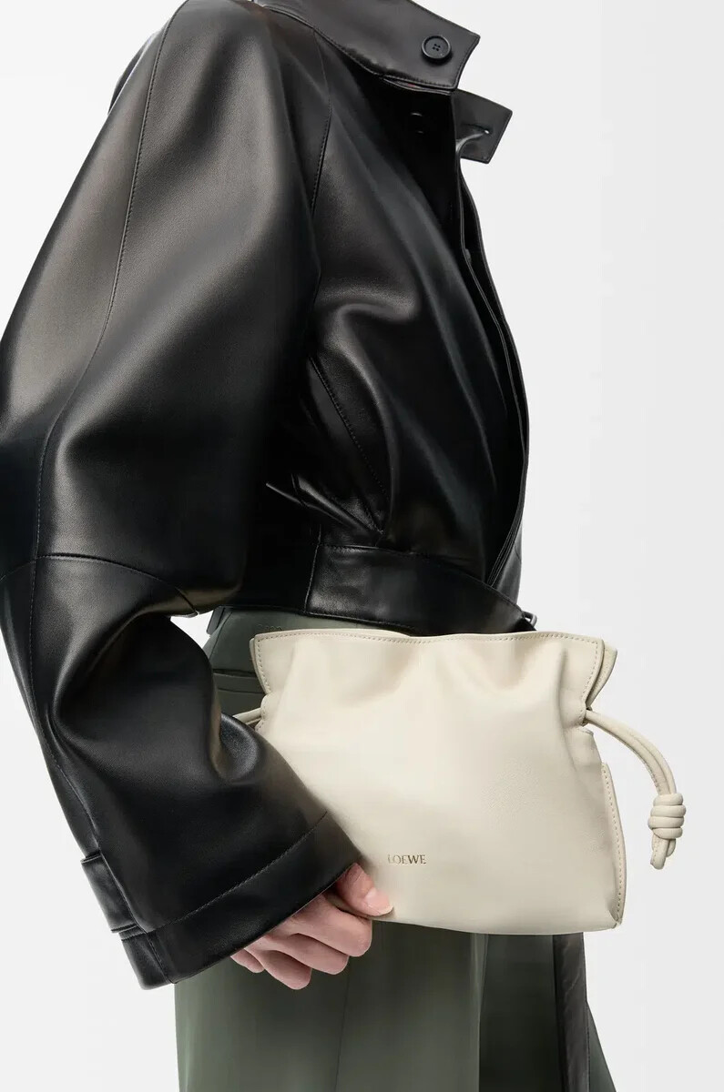 mini flamenco clutch aus nappa-kalbsleder in meersalz