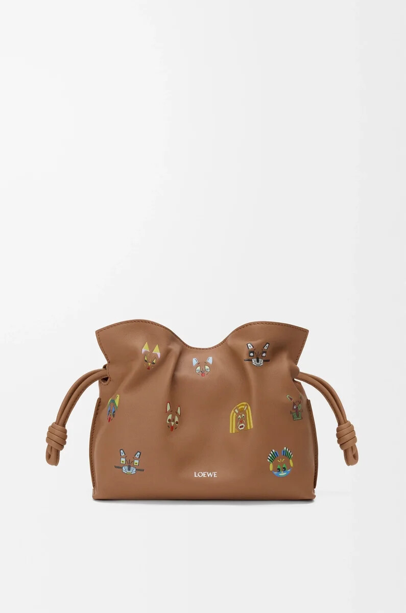 mini-clutch flamenco für katzen aus nappa-kalbsleder in mokka