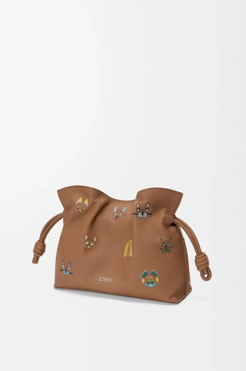 mini-clutch flamenco für katzen aus nappa-kalbsleder in mokka