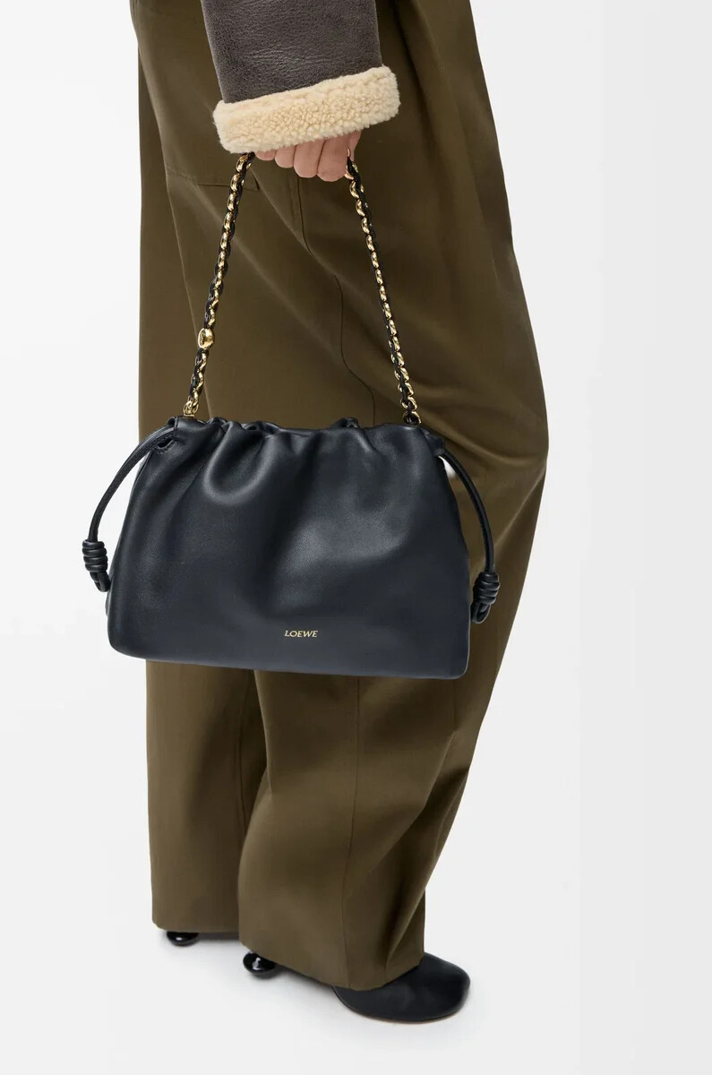 mittelgroße flamenco-handtasche aus weichem nappa-lammleder schwarz