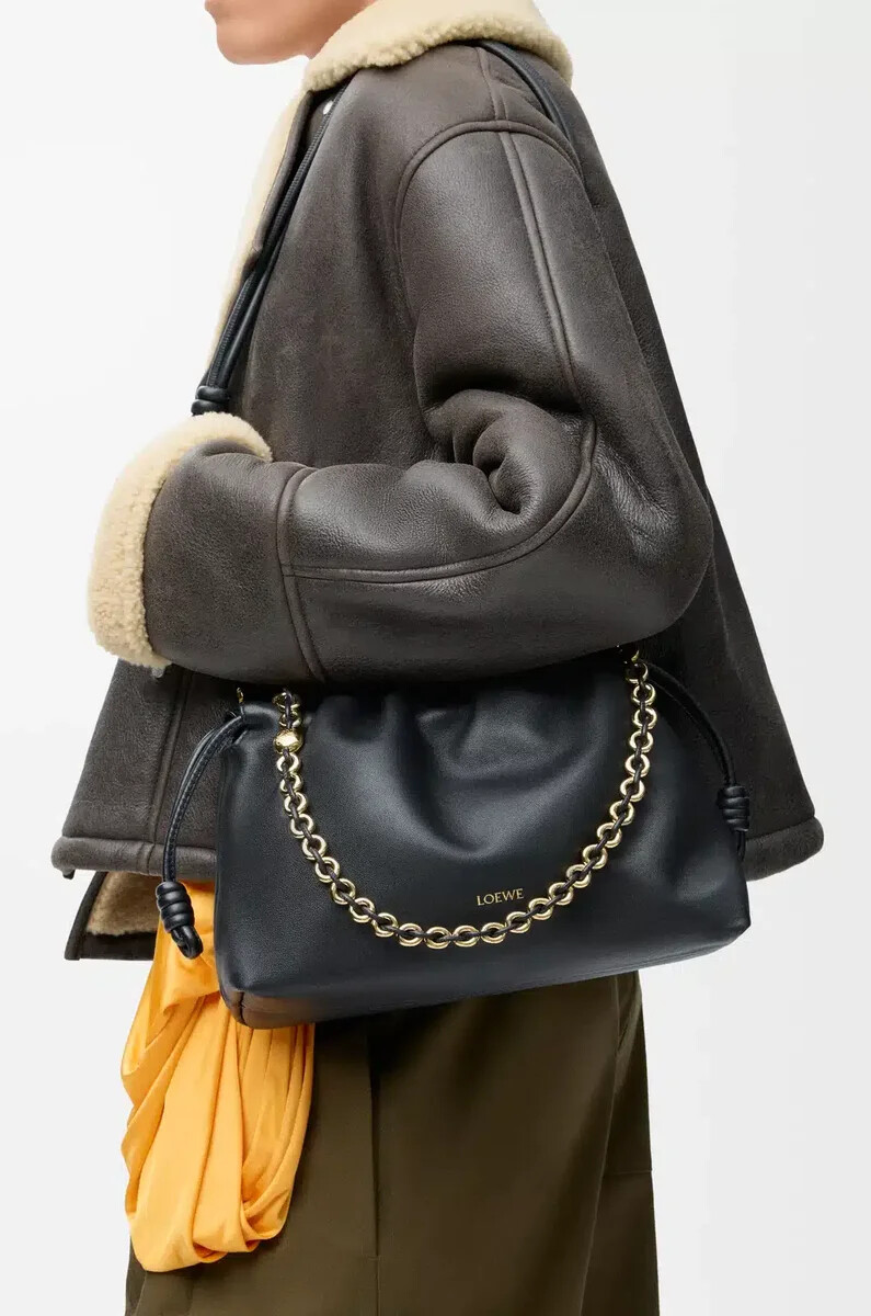 mittelgroße flamenco-handtasche aus weichem nappa-lammleder schwarz
