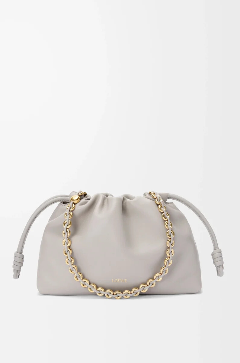 mittelgroße flamenco-handtasche aus weichem nappa-lammleder in shell grey