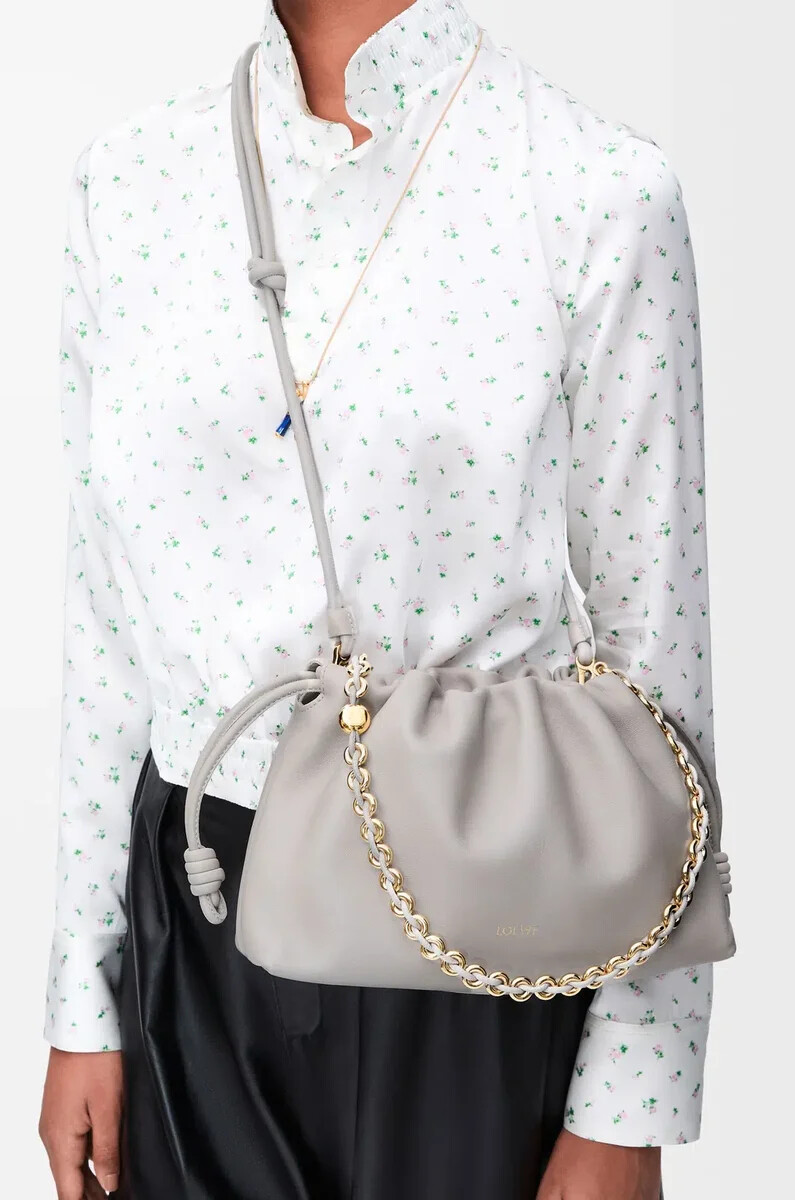 mittelgroße flamenco-handtasche aus weichem nappa-lammleder in shell grey