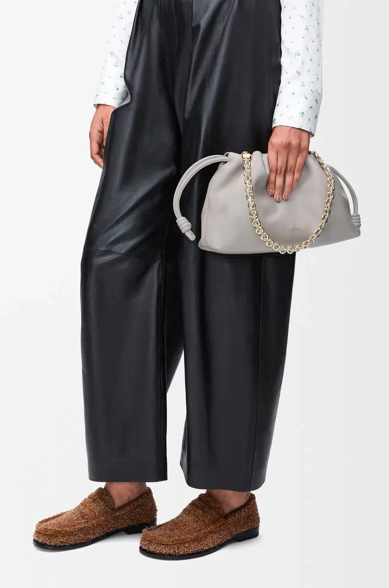 mittelgroße flamenco-handtasche aus weichem nappa-lammleder in shell grey