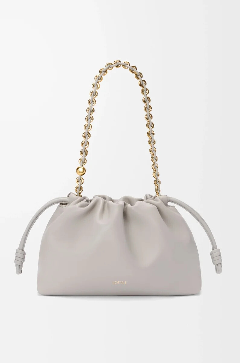 mittelgroße flamenco-handtasche aus weichem nappa-lammleder in shell grey