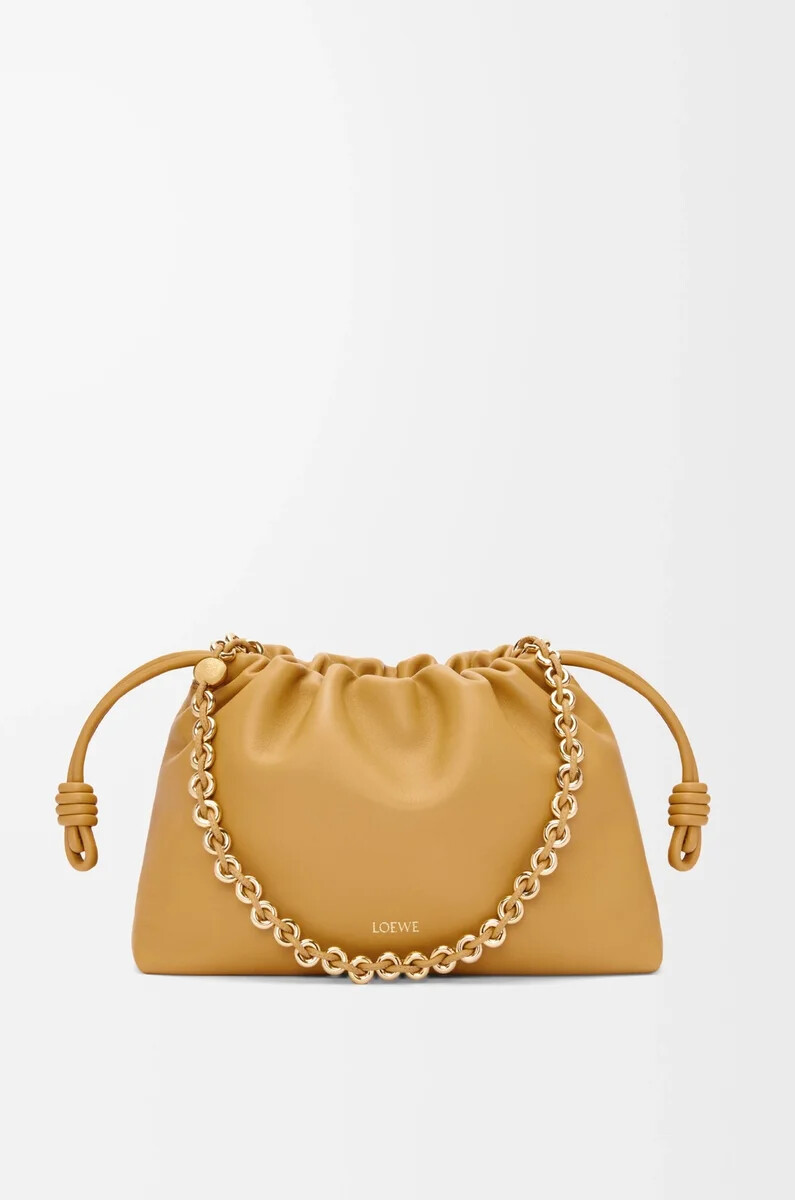 mittelgroße flamenco-handtasche aus weichem nappa-lammleder sahara