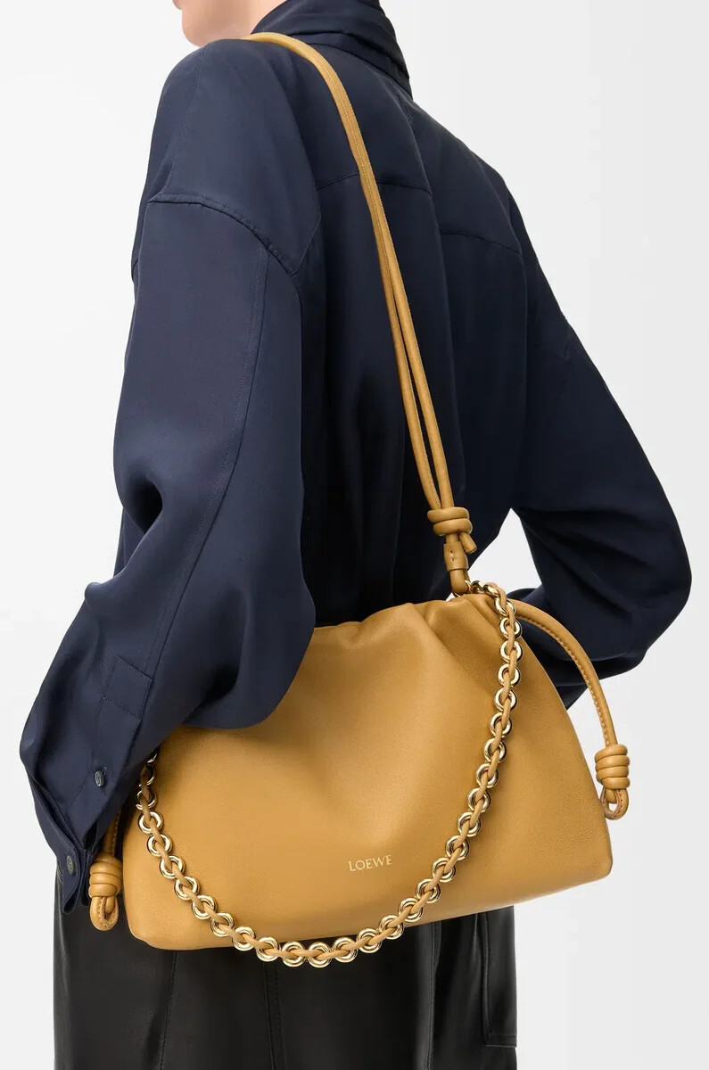mittelgroße flamenco-handtasche aus weichem nappa-lammleder sahara