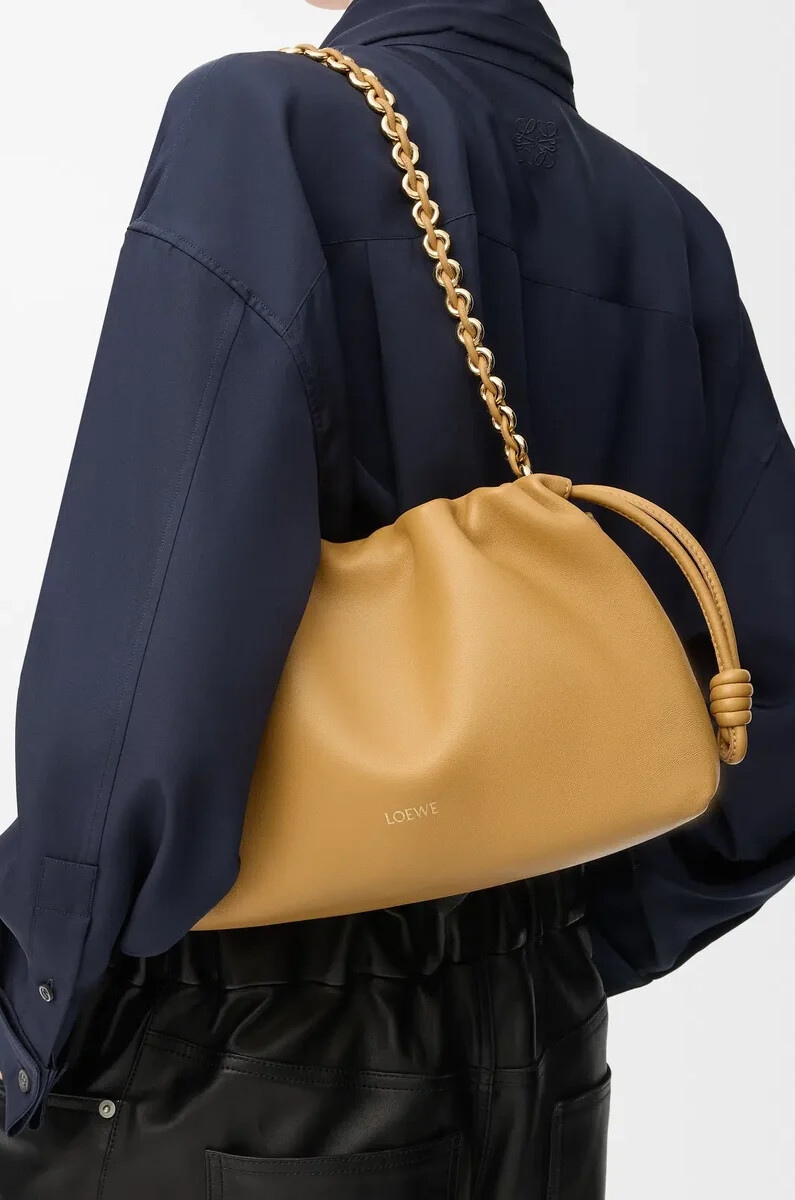 mittelgroße flamenco-handtasche aus weichem nappa-lammleder sahara