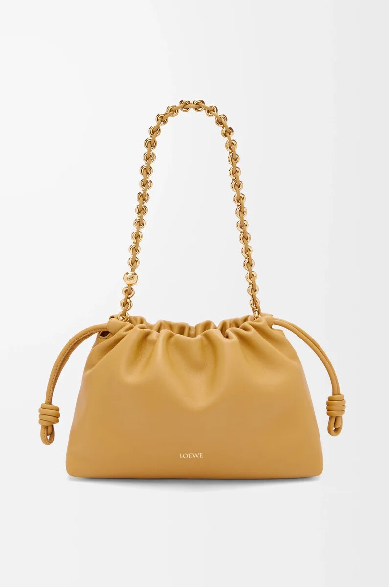 mittelgroße flamenco-handtasche aus weichem nappa-lammleder sahara
