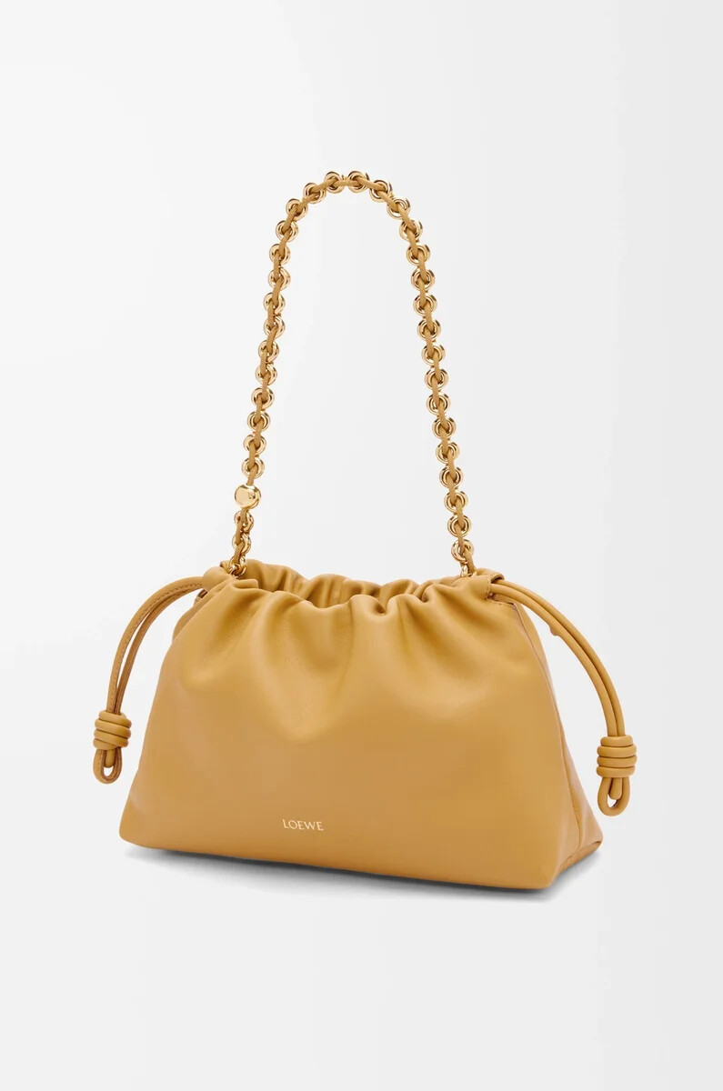 mittelgroße flamenco-handtasche aus weichem nappa-lammleder sahara