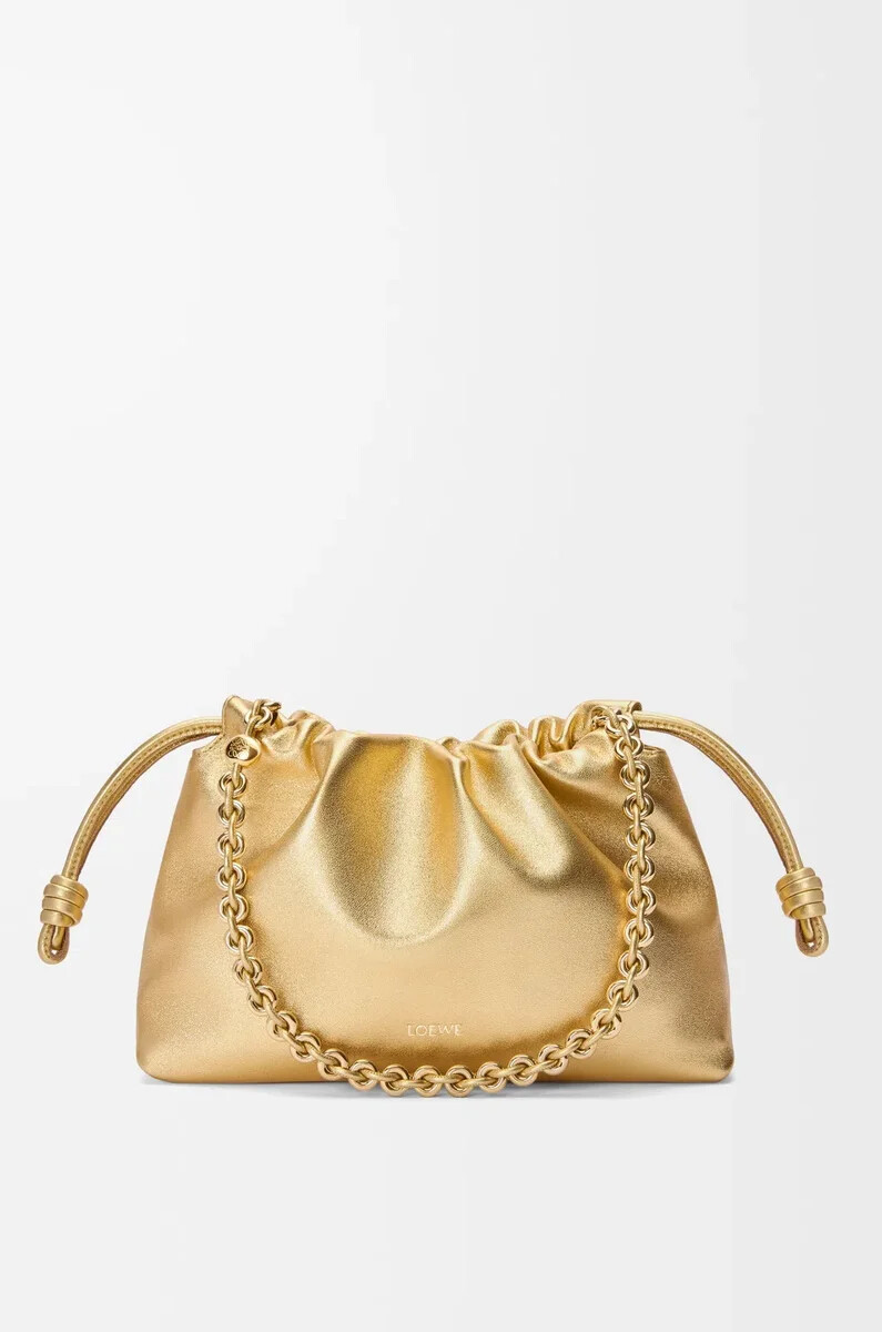 mittelgroße flamenco-handtasche aus laminiertem lammleder in gold