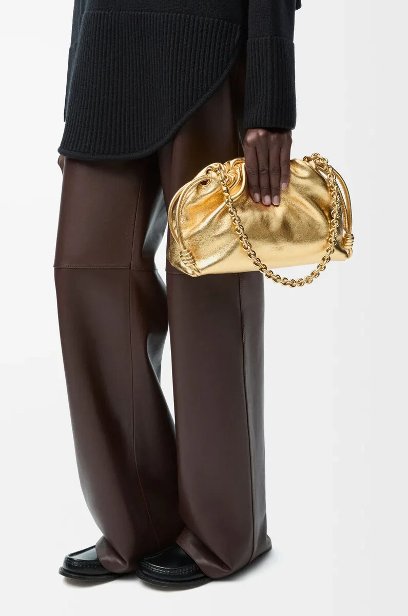 mittelgroße flamenco-handtasche aus laminiertem lammleder in gold
