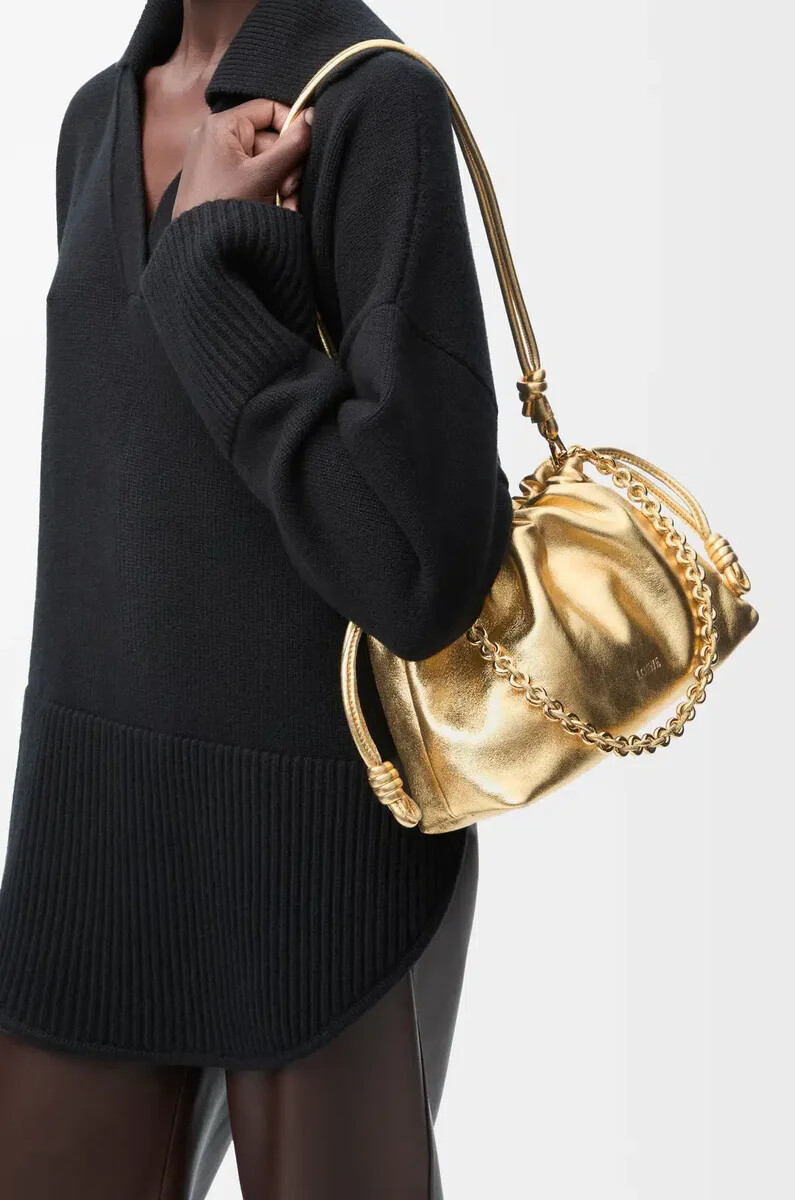 mittelgroße flamenco-handtasche aus laminiertem lammleder in gold